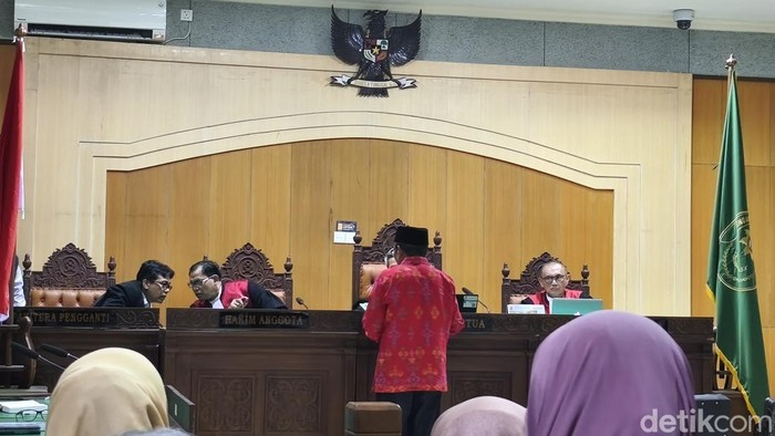 Mantan Sekda NTB, Rosiady Husaenie Sayuti menyerahkan pledoi atau pembelaannya ke majelis hakim, Senin (6/10/2025). (Foto : Abdurrasyid Efendi/detikBali).