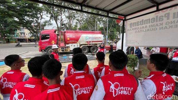 Siswa SMK saat melihat proses bongkar muatan di SPBU Coco Plaju.