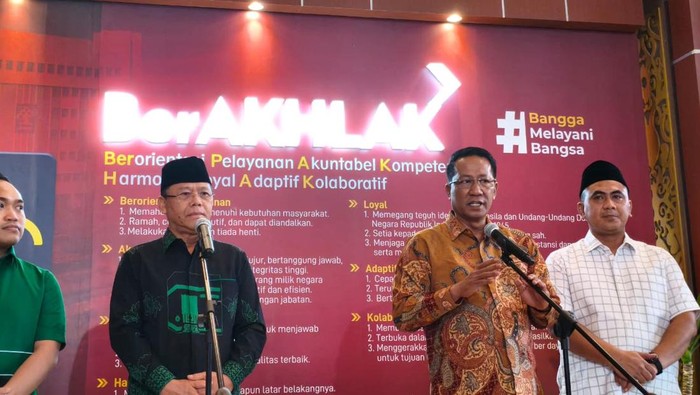 Menkum Supratman Andi Agtas berama Mardiono dan Taj Yasin dalam konferensi pers di kantornya, Kuningan, Jakarta Selatan, Senin (6/10/2025).