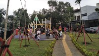 Ada juga outdoor fitness equipment berada di sebelah kiri dari pintu masuk taman. Alat fitness di Taman Bugar terdiri dari 2 cross trainer yang berfungsi melatih otot kaki dan paha, serta monkey bar untuk training otot lengan bagi orang dewasa. (Qonita/detikTravel)