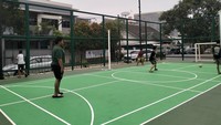 Taman Bugar dilengkapi dengan berbagai fasilitas. Yang jadi favorit buat anak-anak adalah lapangan serbaguna yang bisa digunakan untuk futsal, voli, dan bulu tangkis. (Qonita/detikTravel)