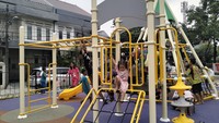 Ada juga wahana permainan anak-anak. Fasilitas ini berada di sebelah kanan dari arah pintu masuk taman. Di sini ada perosotan, panjat tali, dan monkey bar untuk anak usia 3-12 tahun. Kalau mau main di sini harus dengan pengawasan orang tua ya. (Qonita/detikTravel)