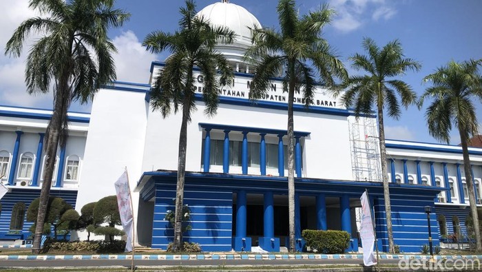Tampak depan Gedung Bupati Lombok Barat, Senin (6/10/2025). (M. Zahiruddin/detikBali)