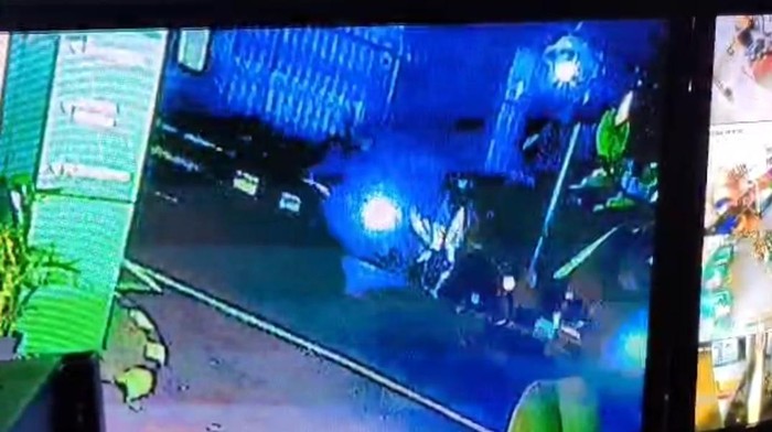 Tangkapan layar rekaman CCTV saat aksi pengeroyokan terjadi.