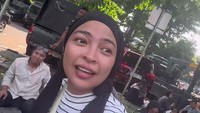 Dilihat dari Instagram Story pribadinya yang diunggah Minggu (5/10/2025) akhirnya sampai di pos 1. Sudah ada anggota TNI yang menemani tim Kotak yang sudah sampai. Mereka masih menunggu Cela yang datang dari bandara, baru menuju backstage bareng-bareng. Foto: Instagram @tantrisyalindri