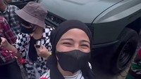 Akhirnya Tantri dkk sampai di Monas. Seruuuuuu, semua kumpul di Monas! tulis Tantri. Tantri jalan dari rumah sekitar jam 7 pagi dan sampai backstage di Monas jam 10 pagi. Foto: Instagram @tantrisyalindri