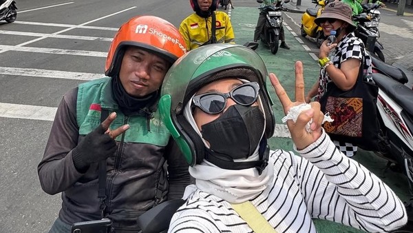 POV Tantri Kotak Jalan Kaki ke Monas-Nyeberang Kali Buat Manggung di HUT TNI