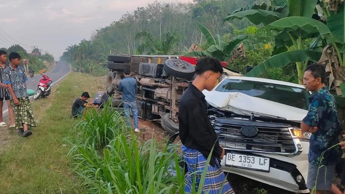 Tiga mobil yang kecelakaan di Tulang Bawang Barat dan sebabkan 2 orang meninggal dunia.