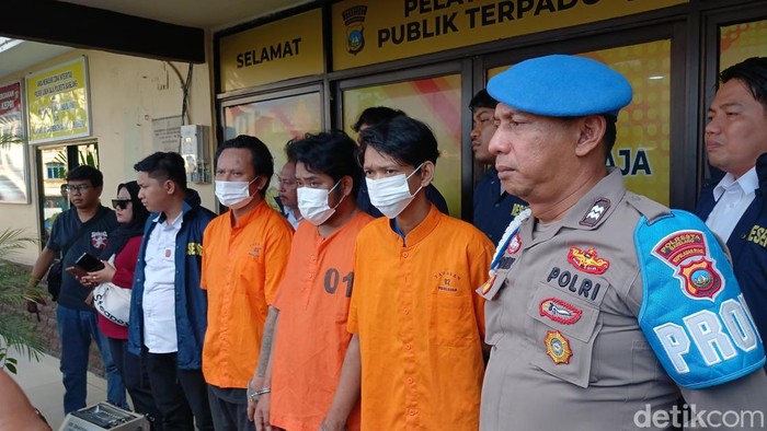 Tiga pelaku pengeroyokan pria di Batam hingga tewas ditangkap polisi. (Foto: Alamudin Hamapu/detikSumut).