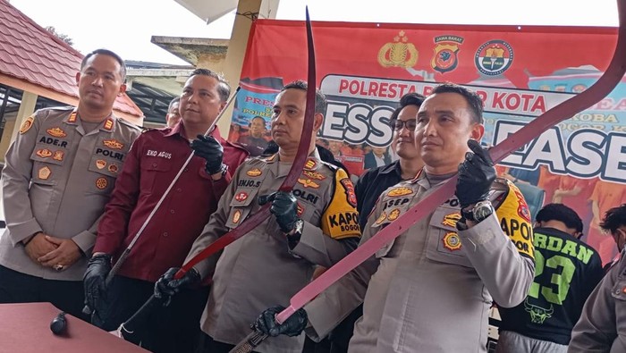 Tim Raimas Polresta Bogor mengamankan tujuh anggota gangster saat hendak tawuran. (M Sholihin/detikcom)