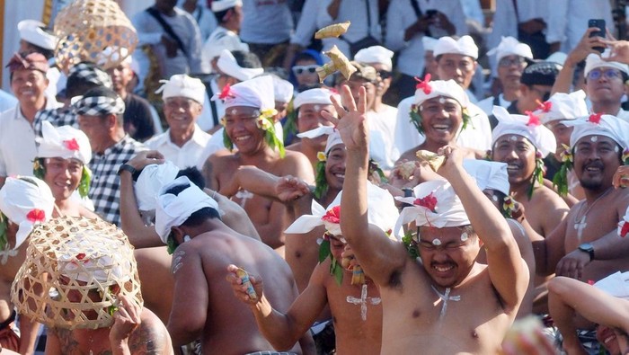Sejumlah warga membawa sarana persembahyangan saat rangkaian Tradisi Aci Tabuh Rah Pengangon atau Tradisi Perang Ketupat di Desa Kapal, Badung, Bali, Senin (6/10/2025). Tradisi yang telah ditetapkan sebagai Warisan Budaya Tak Benda pada 2019 tersebut digelar setiap setahun sekali tepatnya pada Hari Suci Purnama Kapat untuk memohon kemakmuran dan kesejahteraan bagi masyarakat desa serta wujud syukur atas kesuburan pada lahan pertanian. ANTARA FOTO/Nyoman Hendra Wibowo