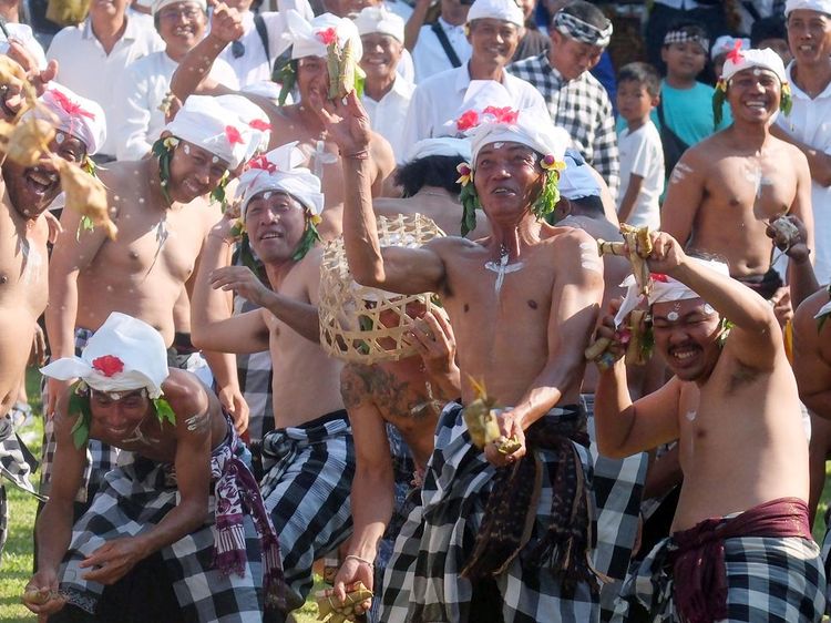 Tradisi Aci Tabuh Rah Pengangon, Warga Bali Rayakan Perang Ketupat di Badung