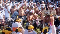 Tradisi tahunan ini digelar bertepatan dengan Hari Suci Purnama Kapat sebagai ungkapan syukur atas hasil panen dan kesuburan lahan pertanian, sekaligus doa memohon kemakmuran dan kesejahteraan bagi masyarakat desa. ANTARA FOTO/Nyoman Hendra Wibowo