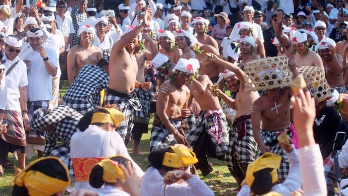 Sejumlah warga membawa sarana persembahyangan saat rangkaian Tradisi Aci Tabuh Rah Pengangon atau Tradisi Perang Ketupat di Desa Kapal, Badung, Bali, Senin (6/10/2025). Tradisi yang telah ditetapkan sebagai Warisan Budaya Tak Benda pada 2019 tersebut digelar setiap setahun sekali tepatnya pada Hari Suci Purnama Kapat untuk memohon kemakmuran dan kesejahteraan bagi masyarakat desa serta wujud syukur atas kesuburan pada lahan pertanian. ANTARA FOTO/Nyoman Hendra Wibowo
