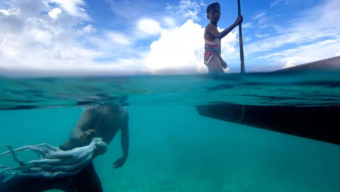 Seorang nelayan Suku Bajo memegang gurita yang berhasil ditangkap dengan menggunakan panah tradisional di perairan Mola Selatan, Wakatobi, Sulawesi Tenggara, Senin (6/10/2025). Nelayan Suku Bajo hanya menggunakan alat panah tradisional untuk berburu ikan dan sejenisnya di dalam laut dan cara ini telah dilakukan secara turun temurun sejak dulu. ANTARA FOTO/Jojon/tom.