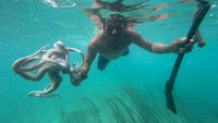 Ia berburu menggunakan panah tradisional di perairan setempat. ANTARA FOTO/Jojon