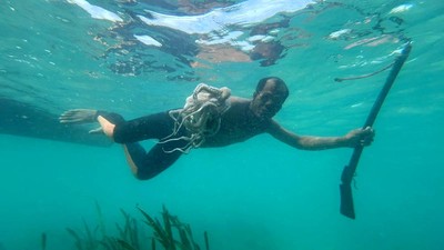Tradisi Memburu Gurita ala Suku Bajo