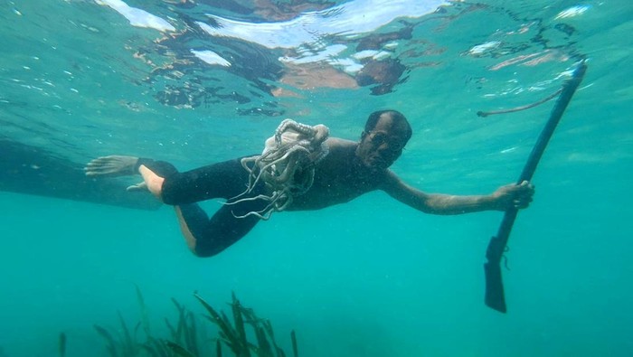 Tradisi Memburu Gurita ala Suku Bajo Seorang nelayan Suku Bajo memegang gurita yang berhasil ditangkap dengan menggunakan panah tradisional di perairan Mola Selatan, Wakatobi, Sulawesi Tenggara, Senin (6/10/2025). Nelayan Suku Bajo hanya menggunakan alat panah tradisional untuk berburu ikan dan sejenisnya di dalam laut dan cara ini telah dilakukan secara turun temurun sejak dulu. ANTARA FOTO/Jojon/tom.