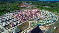 Asmawati merupakan satu dari 259 kepala keluarga yang menempati rumah ramah lingkungan di Desa Kawasi Baru. Usaha kecilnya menjadi sumber penghasilan sehari-hari. ANTARA FOTO/Iggoy el Fitra 