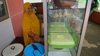 Asmawati sigap melayani pesanan karyawan perusahaan yang singgah di warung makannya di Desa Kawasi Baru, Pulau Obi, Halmahera Selatan, Maluku Utara. Ia memanfaatkan rumah barunya sebagai tempat berjualan. ANTARA FOTO/Iggoy el Fitra 