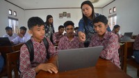 Desa ini juga dilengkapi puskesmas, sekolah SD hingga SMA, rumah ibadah, aula komunitas, pusat olahraga, dan area komersial. ANTARA FOTO/Iggoy el Fitra 