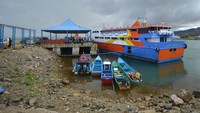 Di sekitar kawasan itu berdiri pusat pertokoan UMKM serta pelabuhan komersial Panji Baru untuk mobilitas logistik masyarakat. ANTARA FOTO/Iggoy el Fitra 