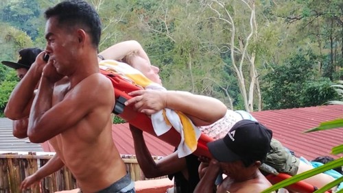 Marinus Johanes (75) digotong setelah jatuh di Air Terjun Kiu Kelep, Senin (6/10/2025) foto (pengelola air terjun Tiu Kelep/Munawir)