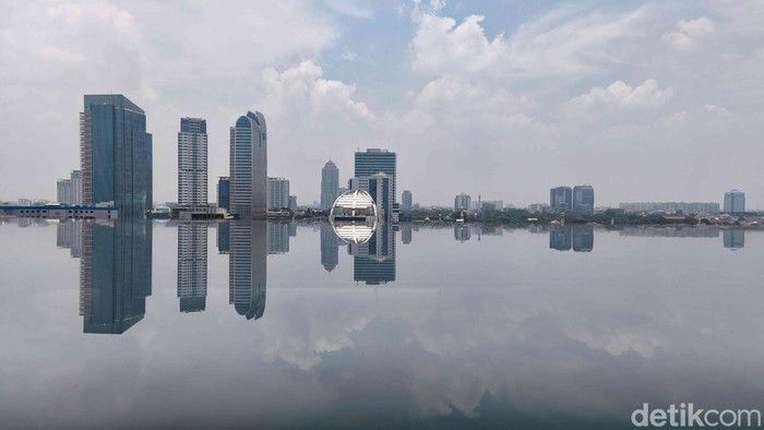 Sejumlah warga beraktivitas di Jakarta pada Senin (6/10/2025) saat kualitas udara kembali menjadi sorotan. Langit tampak kelabu meski matahari bersinar, dan indeks kualitas udara menunjukkan kategori tidak sehat.