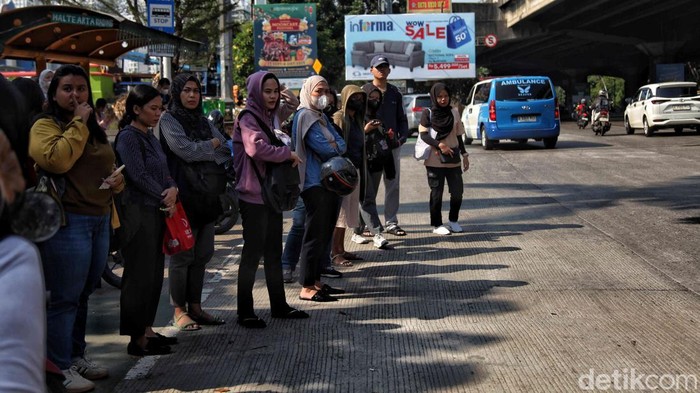 Udara Buruk Jakarta yang Tak Pernah Usai Sejumlah warga beraktivitas di Jakarta pada Senin (6/10/2025) saat kualitas udara kembali menjadi sorotan. Langit tampak kelabu meski matahari bersinar, dan indeks kualitas udara menunjukkan kategori tidak sehat.