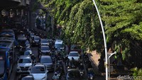 Kemacetan panjang dan asap knalpot memperburuk polusi yang sudah berat akibat aktivitas industri dan pembangunan.  