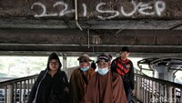 Pemerintah terus mengajak masyarakat beralih ke transportasi publik, tetapi peningkatan kualitas layanan masih diperlukan.  