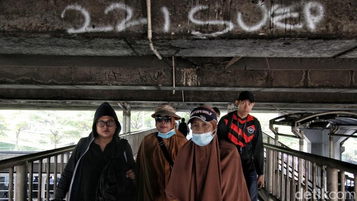 Udara Buruk Jakarta yang Tak Pernah Usai Sejumlah warga beraktivitas di Jakarta pada Senin (6/10/2025) saat kualitas udara kembali menjadi sorotan. Langit tampak kelabu meski matahari bersinar, dan indeks kualitas udara menunjukkan kategori tidak sehat.