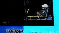 Sebagian warga memilih menggunakan transportasi umum seperti angkot dan TransJakarta untuk mengurangi emisi.  
