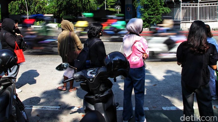 Sejumlah warga beraktivitas di Jakarta pada Senin (6/10/2025) saat kualitas udara kembali menjadi sorotan. Langit tampak kelabu meski matahari bersinar, dan indeks kualitas udara menunjukkan kategori tidak sehat.