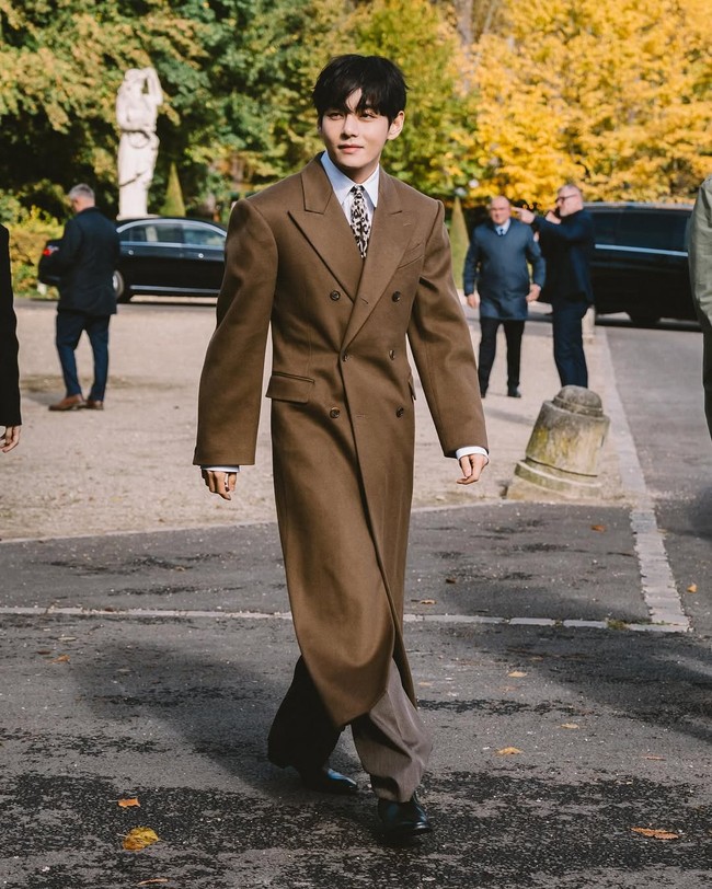 V BTS menghadiri peragaan busana wanita CELINE Spring/Summer 2026 show di hari yang sama seperti Kai EXO. Foto: dok. Fansite V BTS