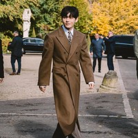 V BTS menghadiri peragaan busana wanita CELINE Spring/Summer 2026 show di hari yang sama seperti Kai EXO. Foto: dok. Fansite V BTS