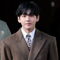 Idol yang digosipkan berpacaran dengan Jennie BLACKPINK itu tampil memukau dalam balutan kemeja putih berlapis coat panjang berwarna coklat. Dasi bermotif macan tutul CELINE seolah menjadi fashion statement V BTS. Foto: dok. Fansite V BTS