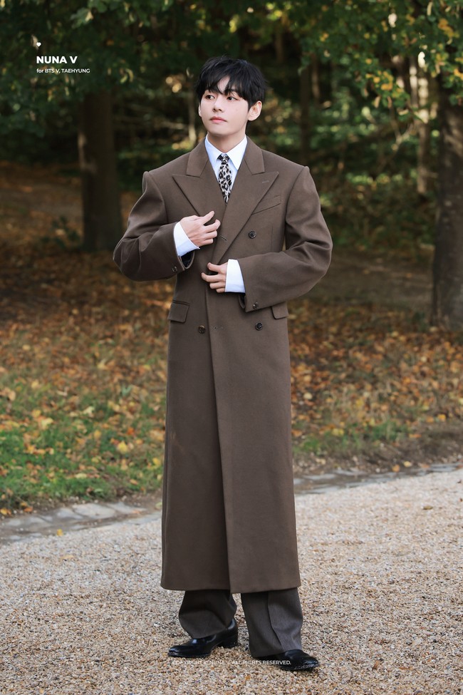 Penggemar menyadari belakangan V BTS sering memakai busana berwarna coklat, dan menduga hal itu dapat menjadi spoiler untuk proyek musiknya. Foto: dok. Fansite V BTS