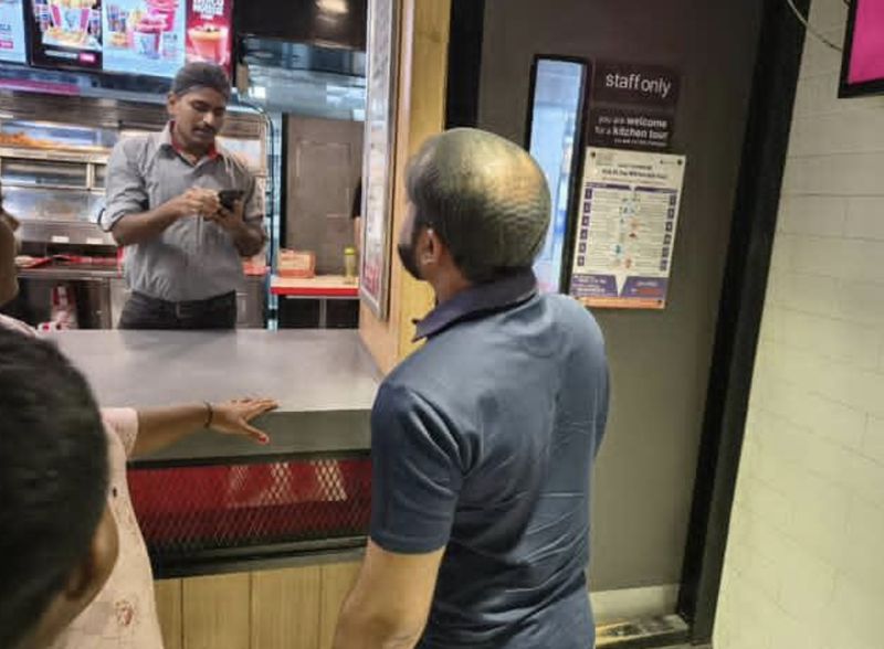Viral Burger KFC Bau dan Dagingnya Busuk, Staf Respons Begini