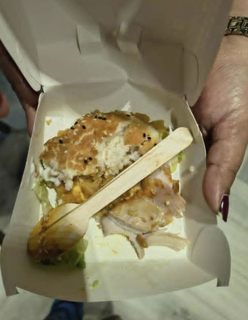 Viral Burger KFC Bau dan Dagingnya Busuk, Staf Respons Begini