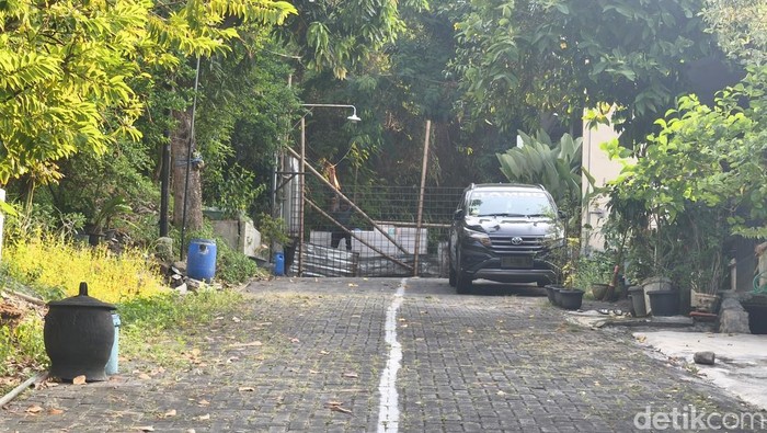 Ari saat memasang kembali pagar di Jalan Sinar Mas VII, Perumahan Sinar Waluyo, Kelurahan Kedungmundu, Kecamatan Tembalang, Kota Semarang pada Senin (6/10/2025) sore.