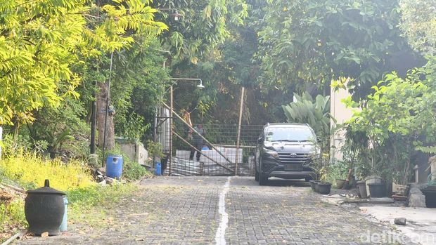 Ari saat memasang kembali pagar di Jalan Sinar Mas VII, Perumahan Sinar Waluyo, Kelurahan Kedungmundu, Kecamatan Tembalang, Kota Semarang pada Senin (6/10/2025) sore.