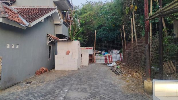 Penampakan pagar lain yang dibuat Ari di Perumahan Sinar Mulyo, Kedungmundu, Kota Semarang, Senin (6/10/2025).