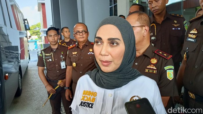 Wakil Ketua Komisi III DPR RI, Sri Yuliati di kantor Kejati NTB, Senin (6/10/2025). (Foto : Abdurrasyid Efendi/detikBali).