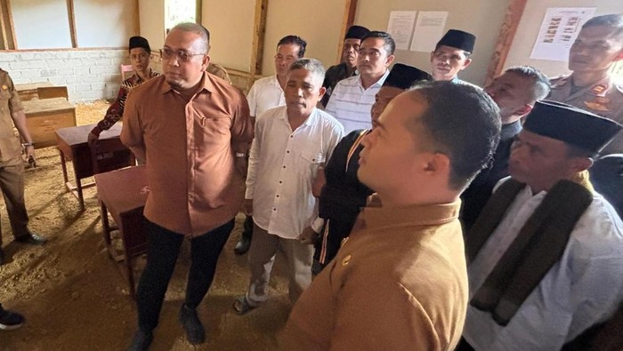 Wakil Ketua Komisi VI DPR, Andre Rosiade, berjanji membantu pengurusan status hingga pembangunan MAN 1 Sijunjung. (dok.istimewa)