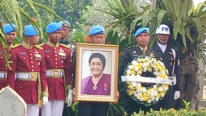 Wakil Presiden Gibran Rakabuming menghadiri upacara pemakaman istri Wakil Presiden ke-4 RI Umar Wirahadikusumah, Karlinah Djaja Atmadja, di TMP Kalibata (Taufiq/detikcom)