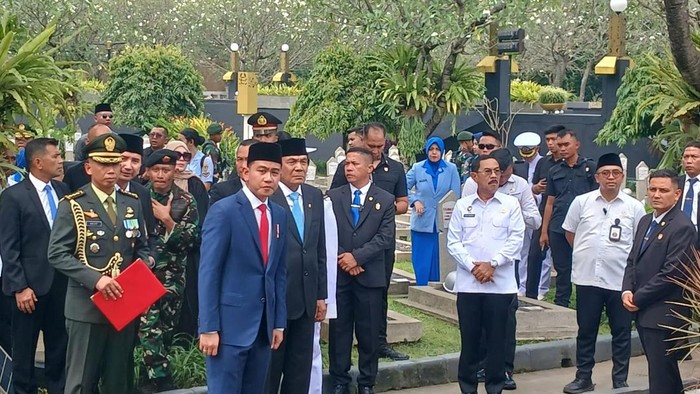 Wakil Presiden Gibran Rakabuming menghadiri upacara pemakaman istri Wakil Presiden ke-4 RI Umar Wirahadikusumah, Karlinah Djaja Atmadja, di TMP Kalibata (Taufiq/detikcom)