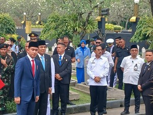 Gibran Hadiri Pemakaman Istri Wapres Ke-4 Umar Wirahadikusumah di TMP Kalibata