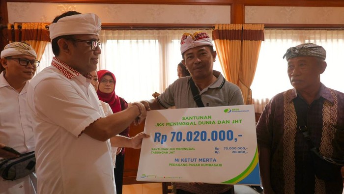 Wali Kota Denpasar Jaya Negara menyalurkan santunan JKK BPJS Ketenagakerjaan kepada dua ahli waris korban banjir yang merupakan pedagang Pasar Kumbasari, Senin (6/10/2025).