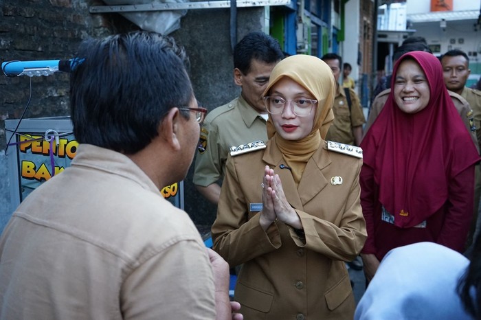 Wali Kota Kediri Vinanda Prameswati mengunjungi salah satu siswa di Kelurahan Kampung Dalem, Senin (06/10/2025).